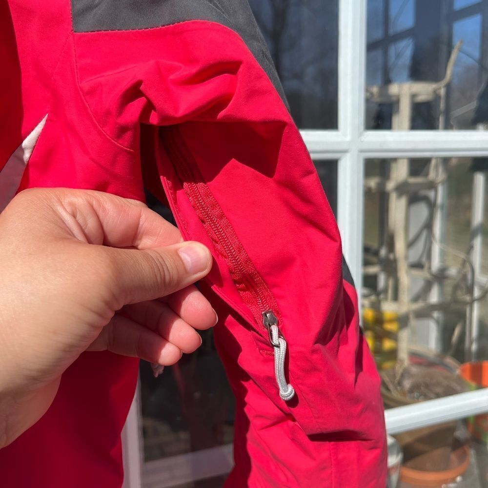 The North Face Women's Red and White Ski Jacket - Picture 10 of 10